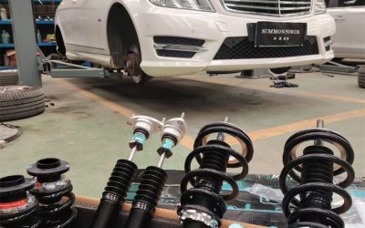 白色奔驰W205改装AIRBFT绞牙避震 白色奔驰W205改装AIRBFT绞牙避震